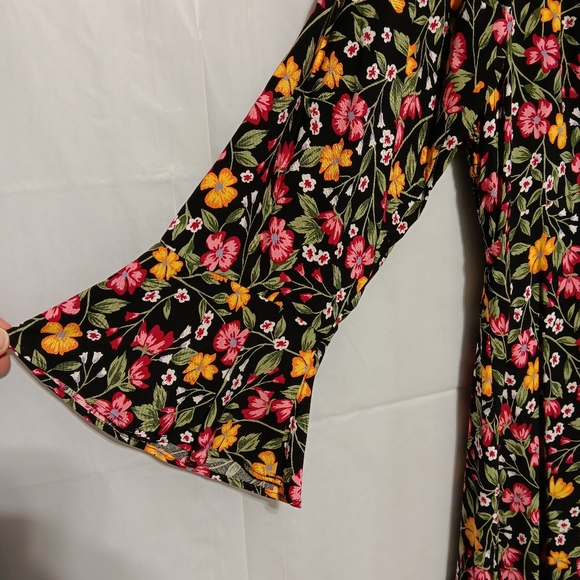 NWT Old Navy Floral Dress, A-line, Bell Sleeves, Flowy, Stretchy Sides, XL - Picture 4 of 8